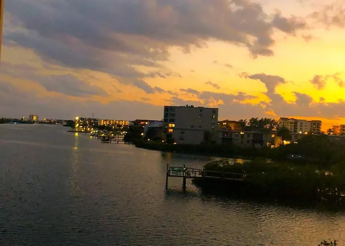 Amazing Views & Steps To 2b-2bath-pool - 207 Clearwater Beach